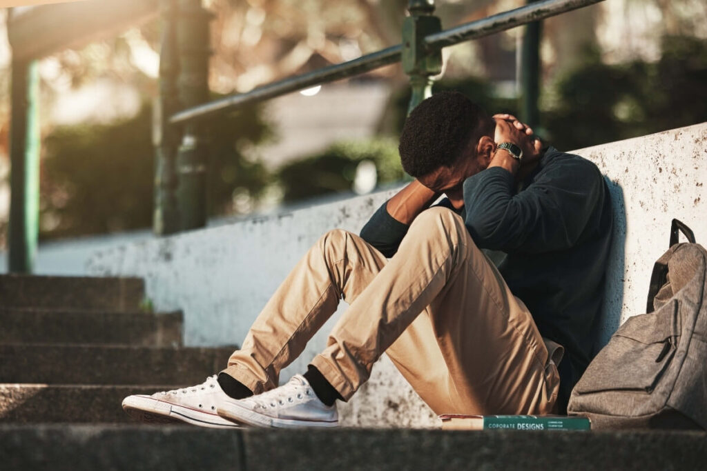 Pessoa triste refletindo sobre salmos de consolo para quem perdeu um ente querido