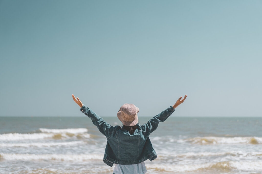 Pessoa olhando para o mar representando salmos de gratidão pela vida e louvor a Deus