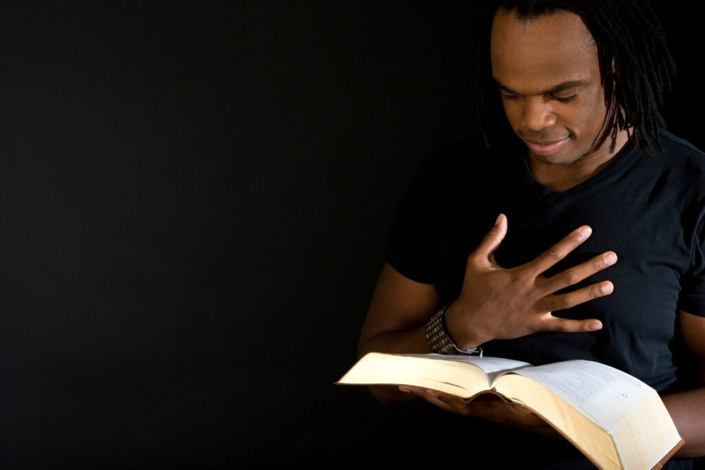 Homem lendo a Bíblia representando salmos para acalmar o coração triste e aflito